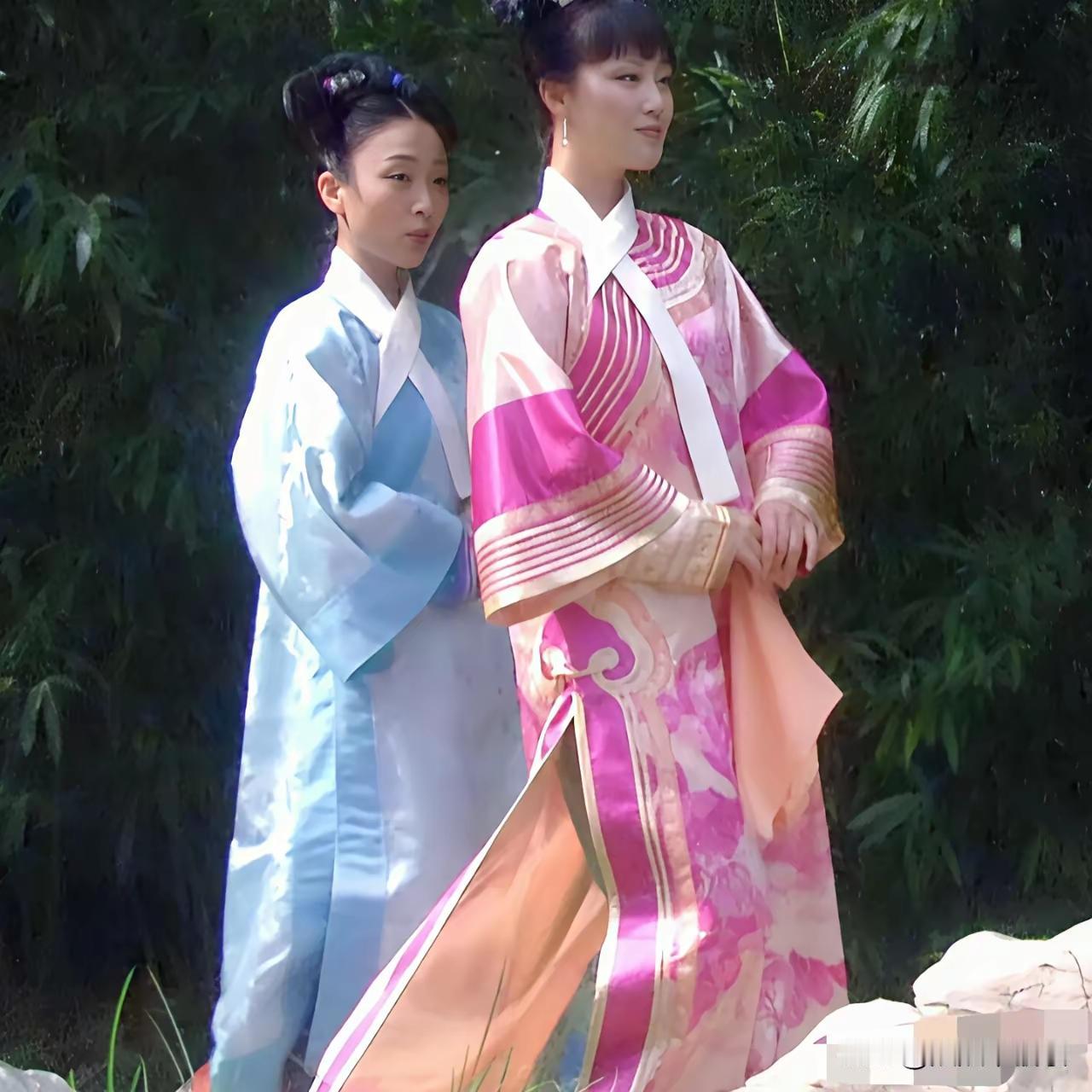 浣碧穿着甄嬛给的浮光锦，开开心心地在宫里到处溜达，这衣服实在是招眼，靓的很。就浣