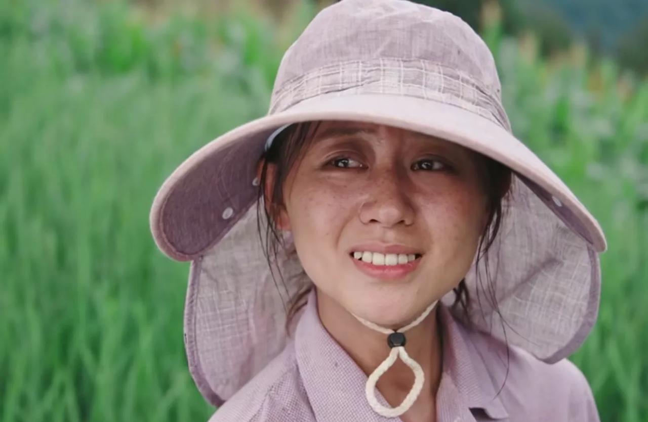 《利剑·玫瑰》大结局邓妍终于找到了然然！当然然正在田里干活的时候，邓妍大喊：林然