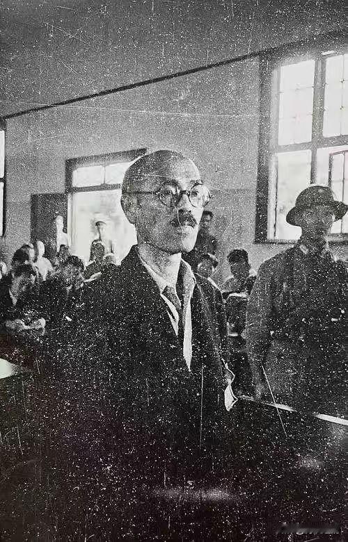 1945年，日本投降，老蒋特别对何应钦交代说:酒井隆这个战犯必须处以极刑，让