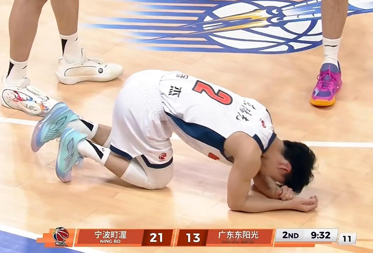 突发！徐杰意外受伤，被队友搀扶下场，表情十分痛苦CBA常规赛第22轮，广东队做
