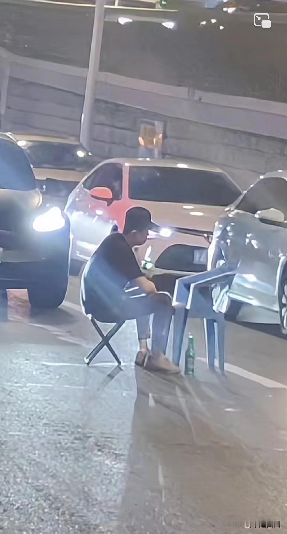 牛逼，一夫当关，万夫莫开。男子夜晚在马路中央摆起桌，喝上了啤酒，过路司机不断鸣