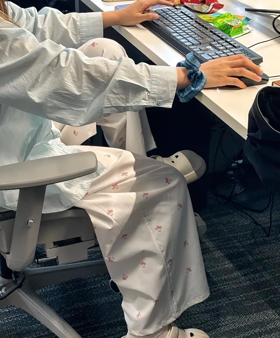 她不穿裙子，不是叛逆，是懒得解释。裤腿一撩，气场就压过高跟鞋。老板点头，客户