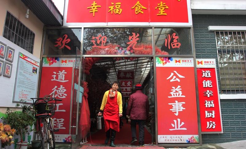 幸福不是遥不可及的幻想，而是日常琐碎中的小确幸。它是晚归时家中那盏暖灯，疲惫时的