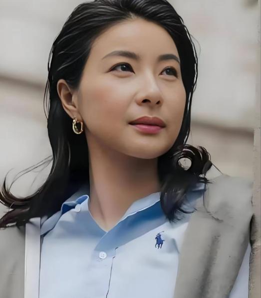 香港算命大师曾表示“不敢给郭晶晶看相，她打破了相书的定律”，有人说她小耳垂无贵人