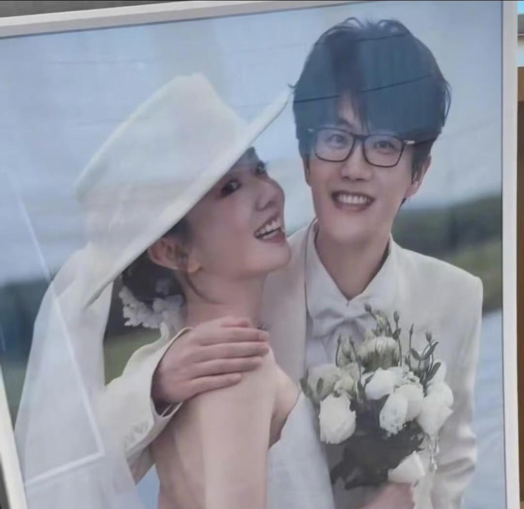 被网友的脑洞整懵了！许嵩冯禧低调完婚之后，就因为婚礼现场没有半个圈内明星到场，直