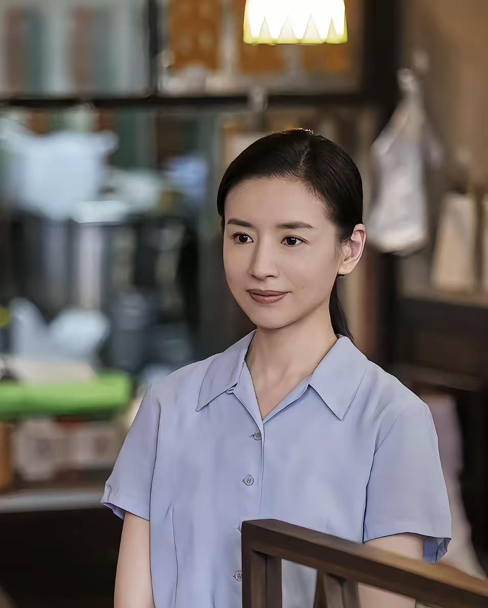 主持人问董洁:“你一日三餐吃米饭吗？”董洁点头:“吃呀，每顿吃一大碗米饭。一个3