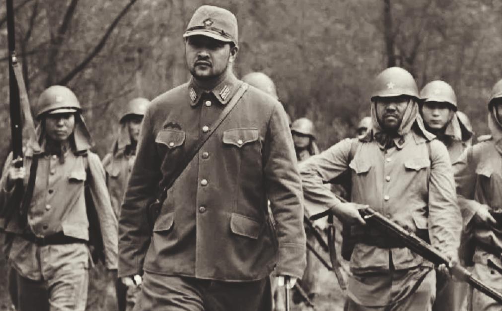 1938年，一父子俩被鬼子抓去当民夫。双目失明的父亲流着泪，叹了一口气后，猛地把