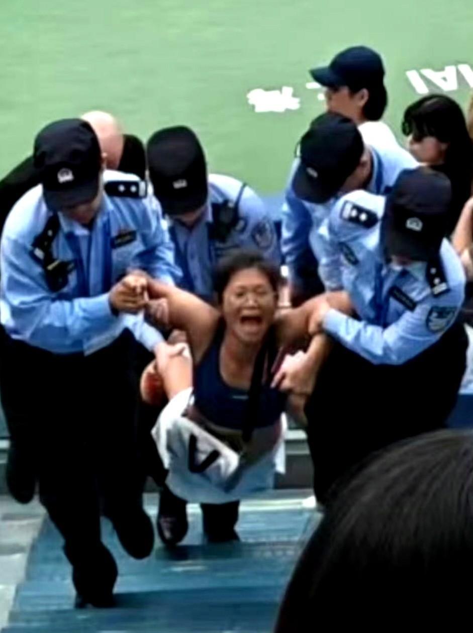这位上海的谢大姐现在估计是一点脾气也没了！好家伙，这位上海谢大姐在网球赛上那一