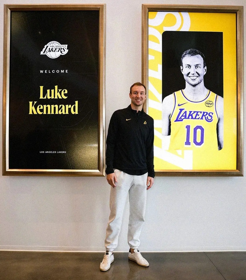 湖人能得到肯纳德得感谢勇士。勇士用库明加和希尔德换波神，波神今年在老鹰打得比赛