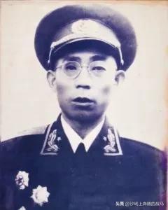 ipeg1955年授衔前夕，我军一副军长按照级别应被授予少将军衔，谁知贺龙听说后