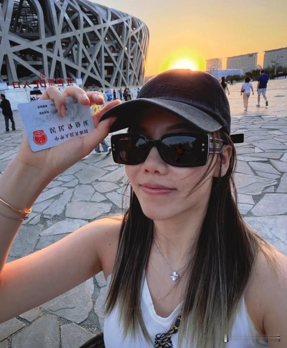 陈幸同大大方方去追星，这就是她想要的忠于自己。不得不说同同太飒了，现在的她和赛