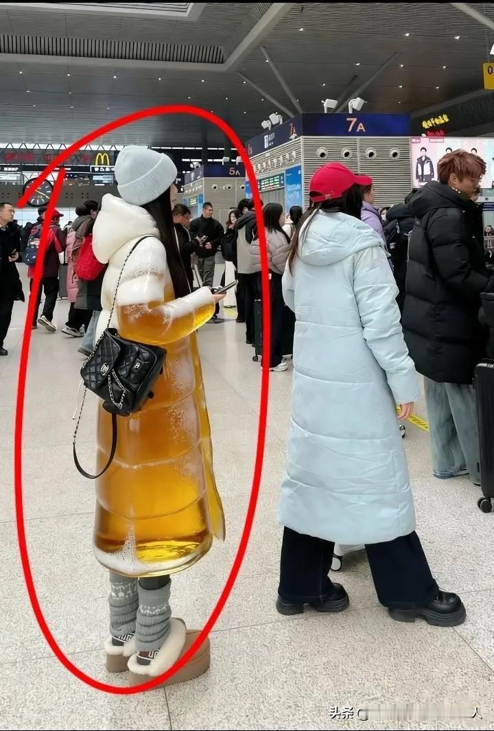 我天！这羽绒服是什么神仙好物啊！白色款穿在人堆里也太吸睛了，一眼就能锁定，版型看