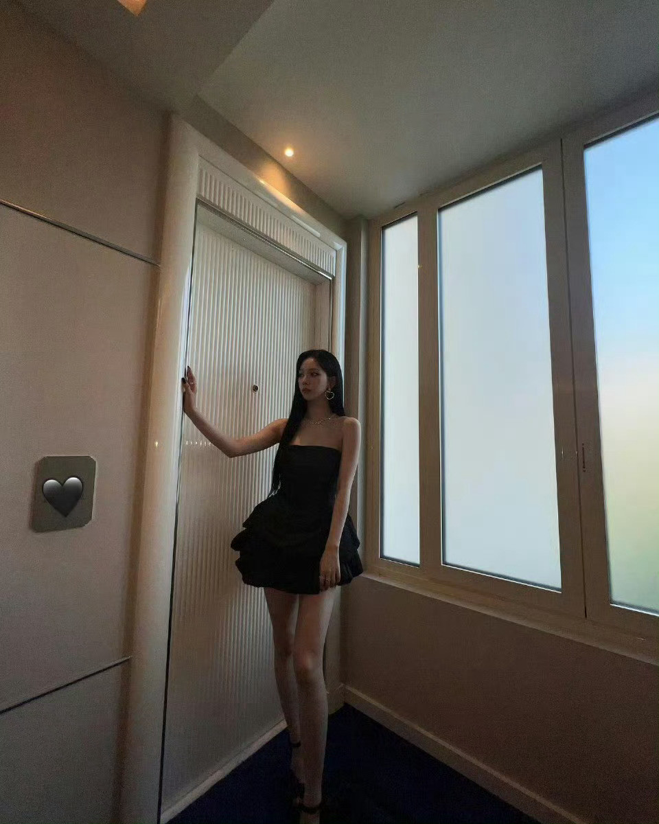 面对一个只要穿到漂亮裙子就能开心到满世界发照片的小女孩我没办法不当小公主宝着🤲