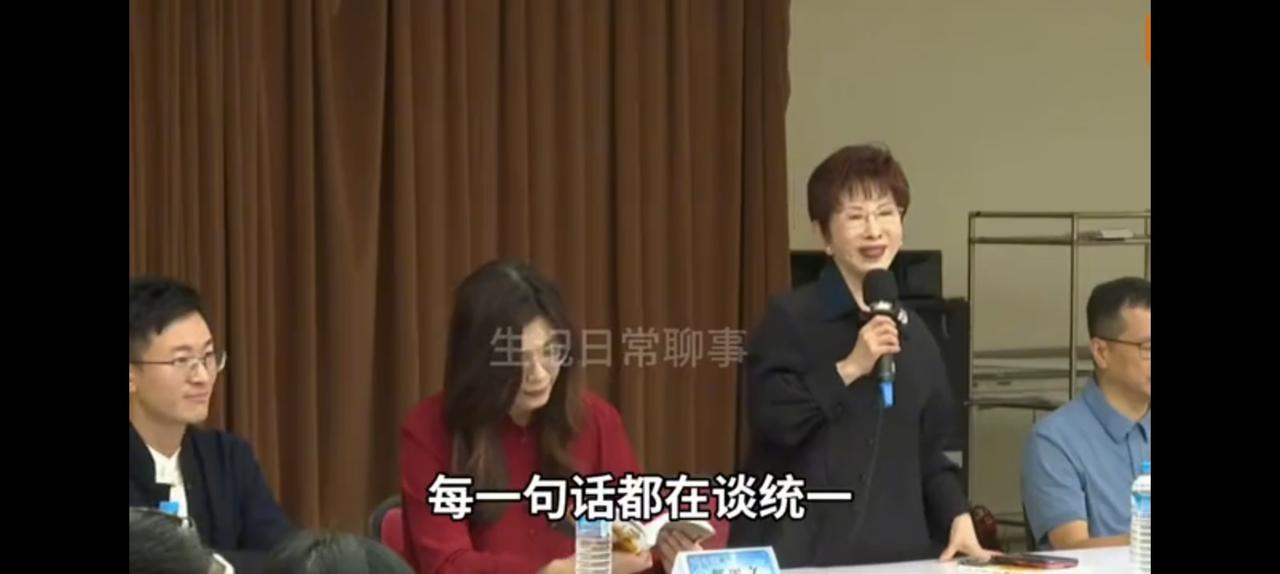 洪秀柱借机大谈统一，郑丽文讪笑不语。新北市议员侯汉廷新书《我们找回台湾人的脊梁