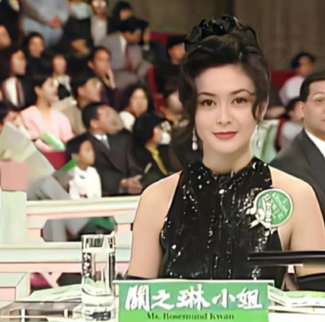 这评委是去砸场子的吧21岁钟丽缇当选冠军时的评委是30岁关之琳啊​​​