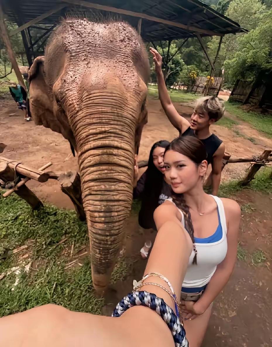 钟丽缇的小女儿才16岁，但是你看看人家这身材真的是太火辣了看起来应该比妈妈还