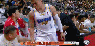 张皓嘉接萨林杰的长传空篮不进，北京队随即打出一次快攻麦基双手暴扣，既便如此，首节