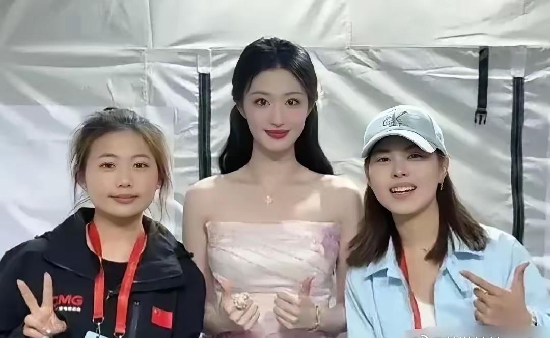 大骨架真的很吃亏，王楚然跟素人合影都显得大只了。好在脸抗打。​王楚然作为典型的高