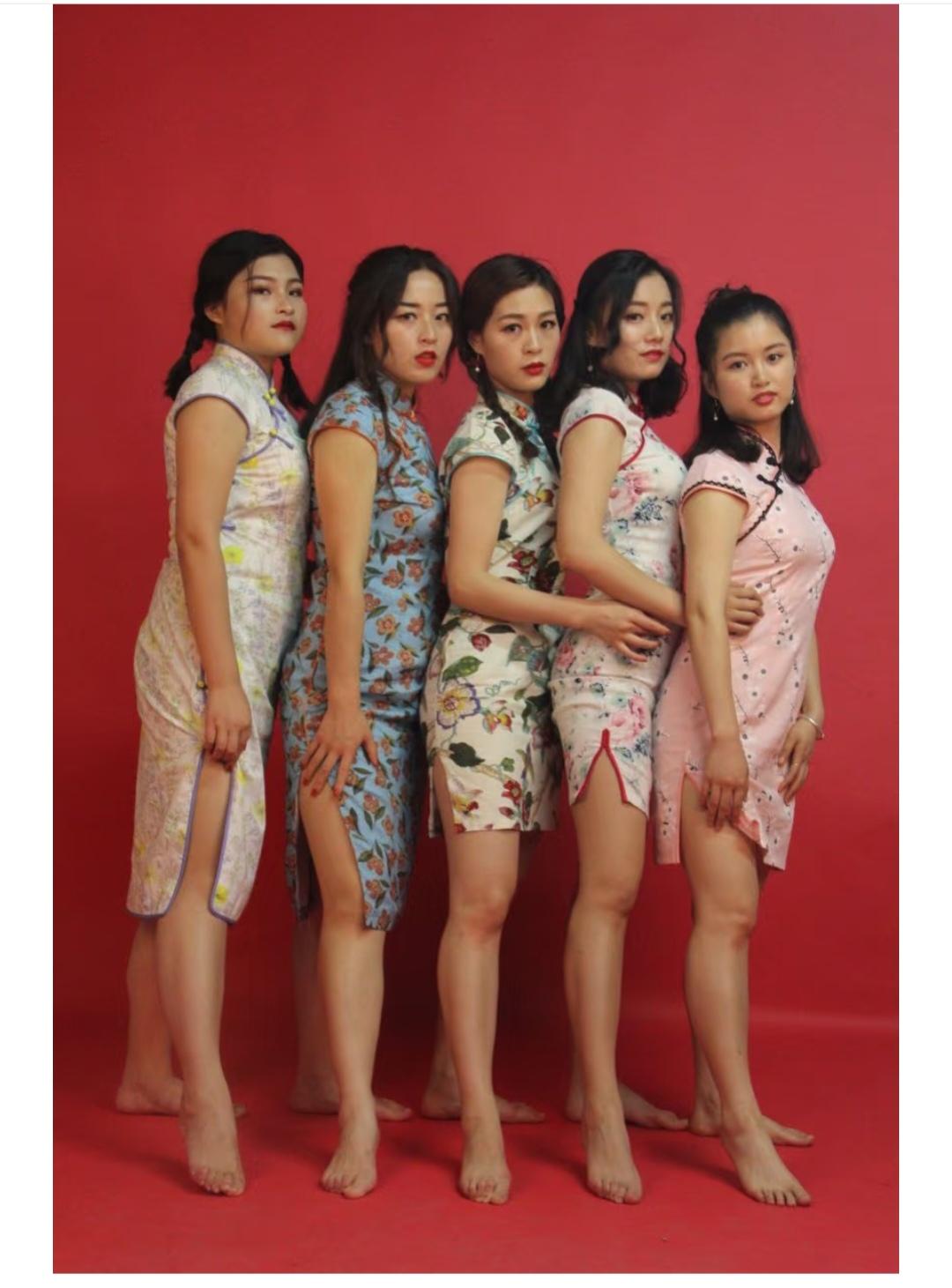 右边的这个最矮，可是脚是最好看的。