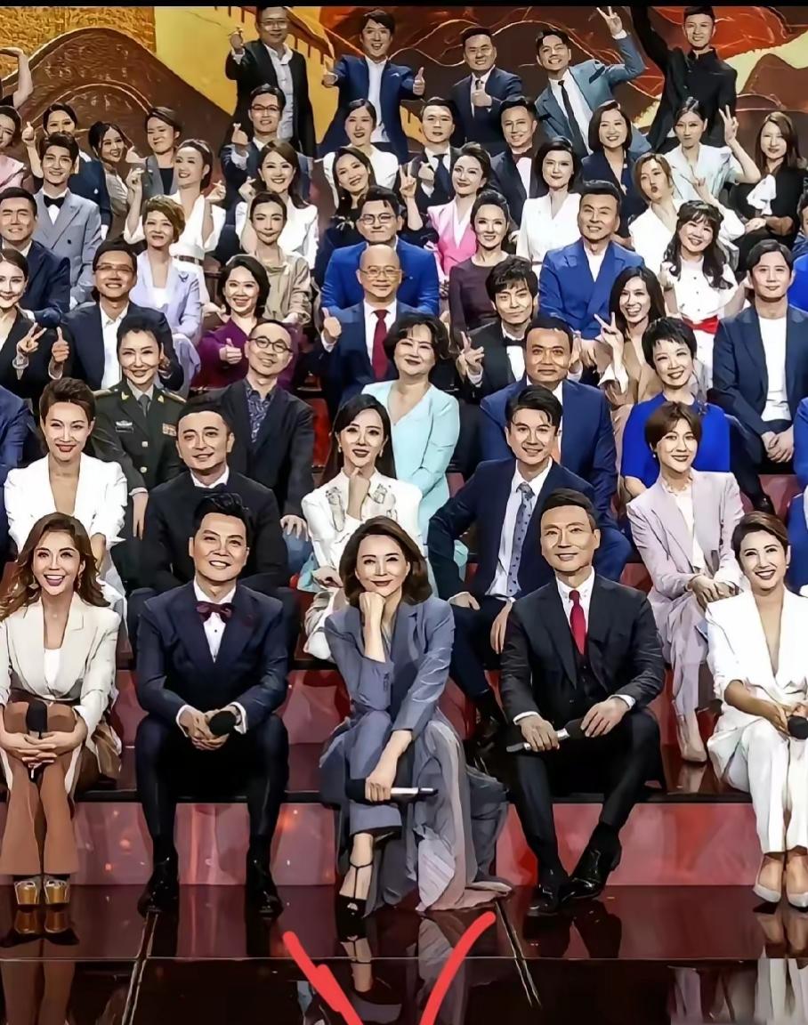不亏能站C位，果然气质不同，天花板级别的，你认出是谁了吗？