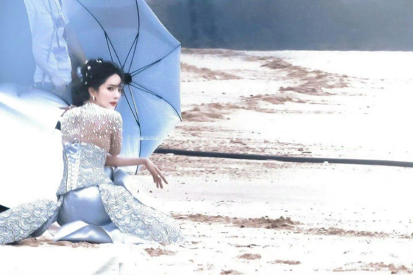 杨幂贝壳鱼尾礼服坐在海边的人鱼公主，对我的眼睛太好了[爱心]​​​