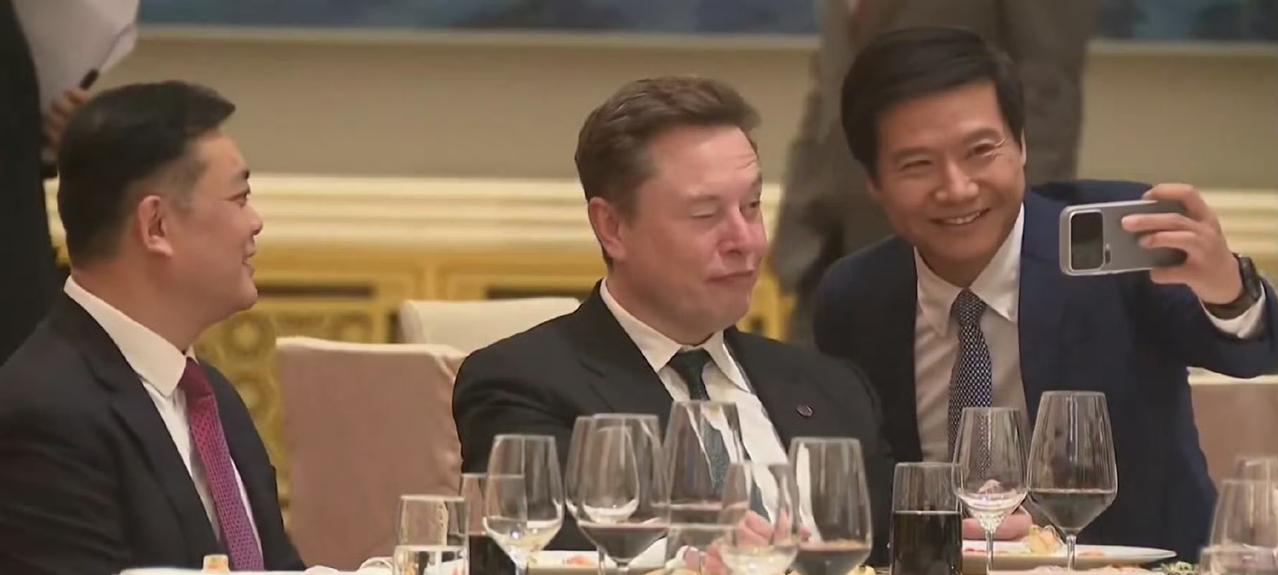 马斯克一家确实挺喜欢我们这里的！在宴席上，雷总和马斯克合影留念！大家看马斯克这个