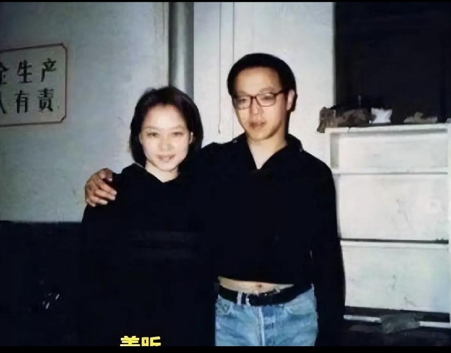 长相斯文清冷的摇滚主唱窦唯与爱好音乐的大一女孩姜昕坠入爱河；在香港成功出道的歌