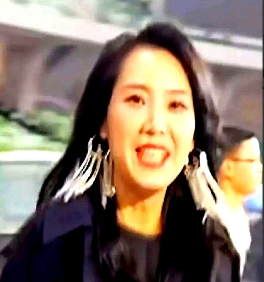 云朵最近的演唱会门票卖不动这事儿可太有意思了！刷到她蹲在马路牙子上啃烤红薯的