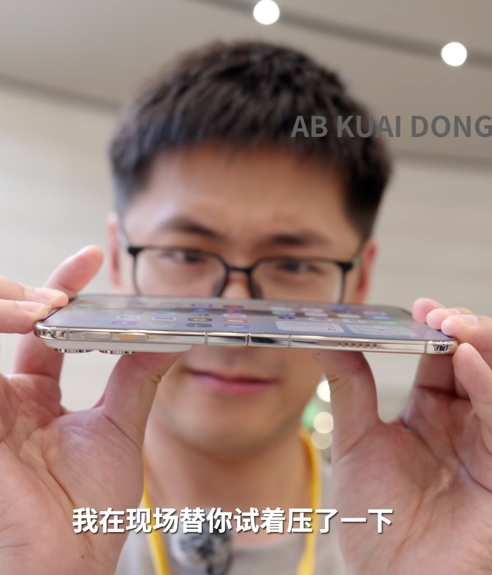 随着苹果折叠屏的发布，最近各大博主开始分享折叠屏iPhoneDuo的专业评测。在影视飓风的最新一期测