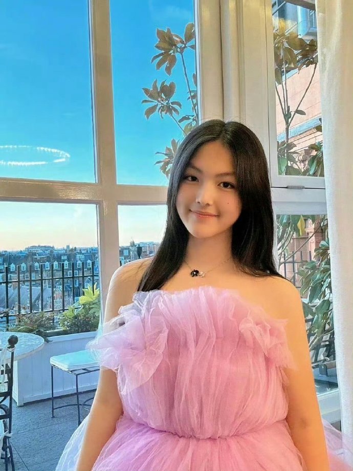 王诗龄和黄多多自拍的照片，英式教育和美式教育的区别具象化了