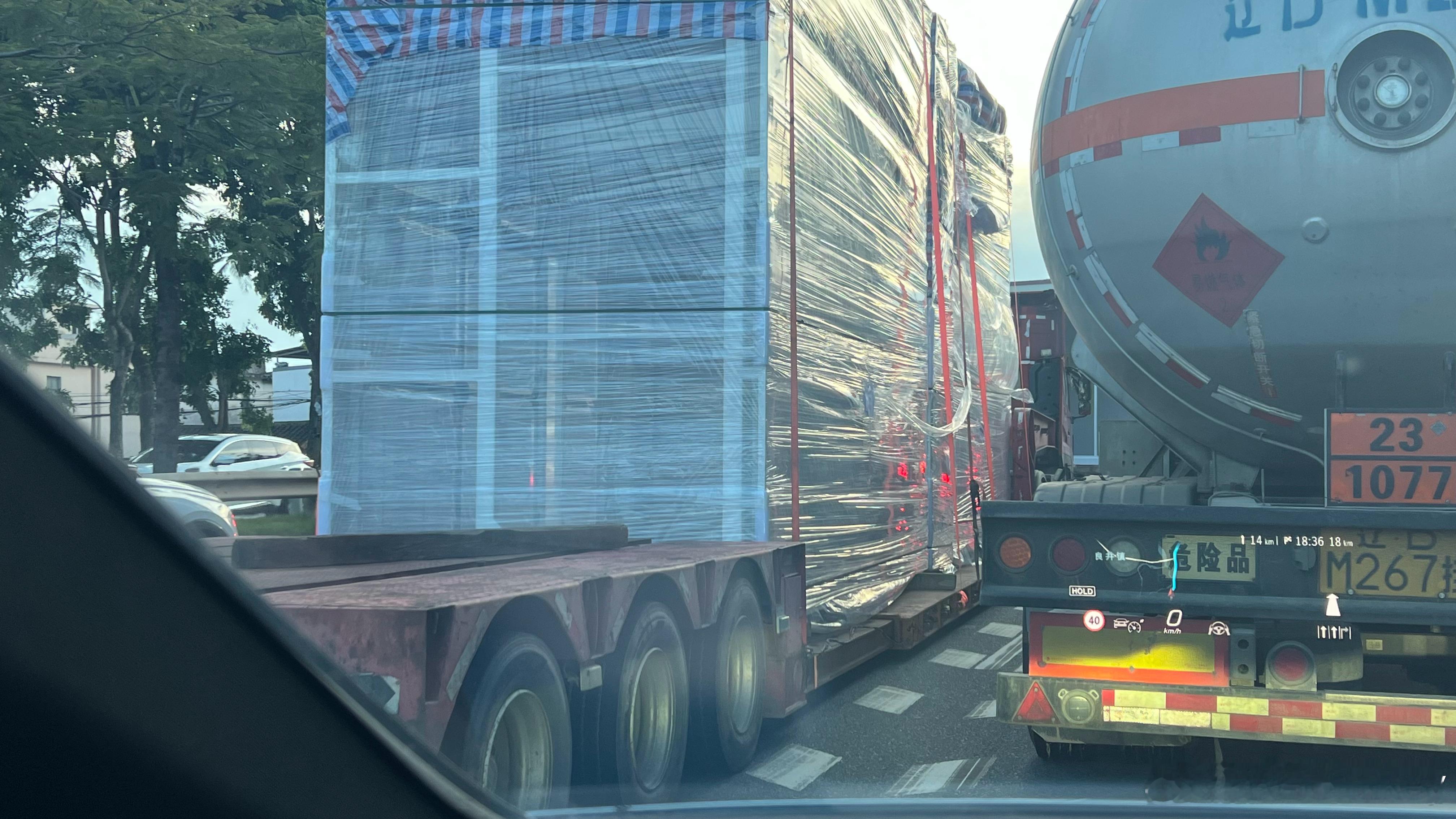好少见这种低平台平板车[捂眼睛][捂眼睛][捂眼睛]​​​