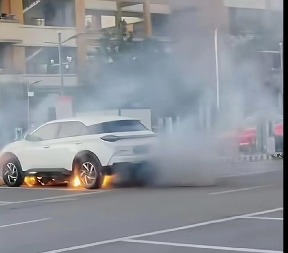 电车又自燃了！猜猜这是啥品牌电车！有网友发文说，5年后会更多自燃电车，电车开6年