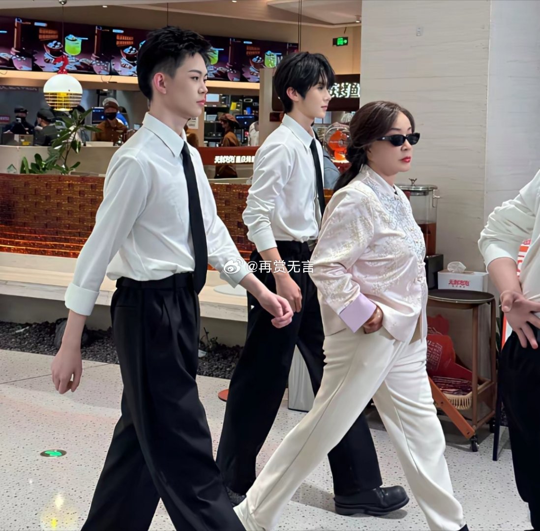 怪不得大家都说她是不老女神，刘晓庆都年近80岁了，走路状态像30。