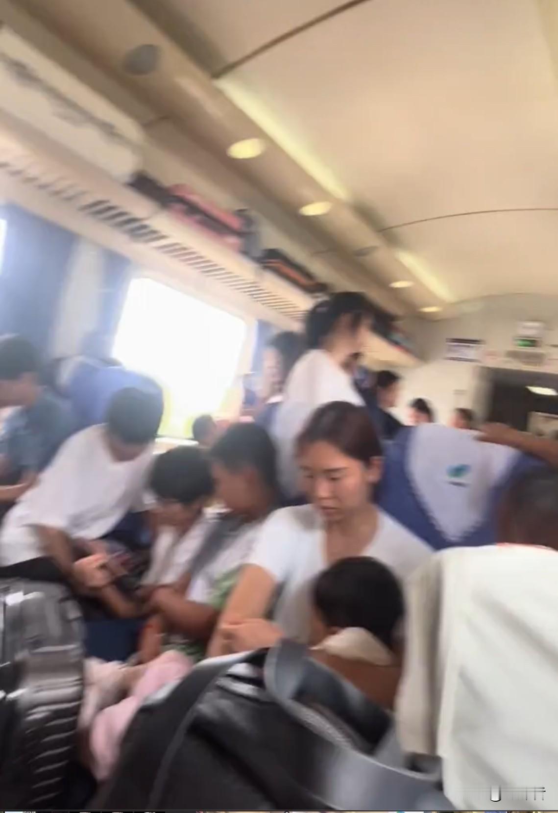 暑假的列车，是一趟相思的旅行。无意间听到的聊天，去的时候给小孩买站票，小