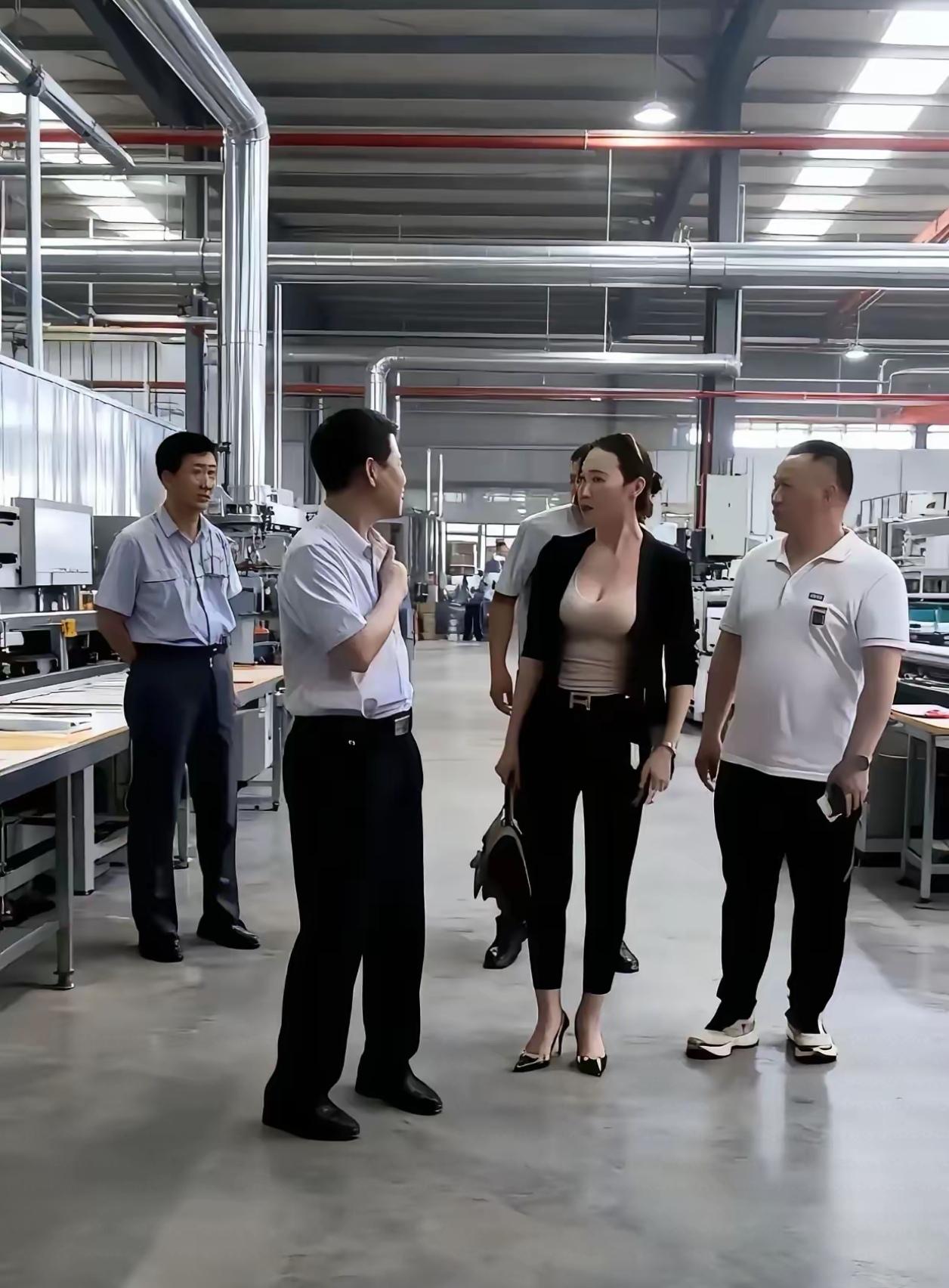 不管是到国企，还是到私企调研，穿着得体是最基本的。否则别人的眼光就会很异样的看