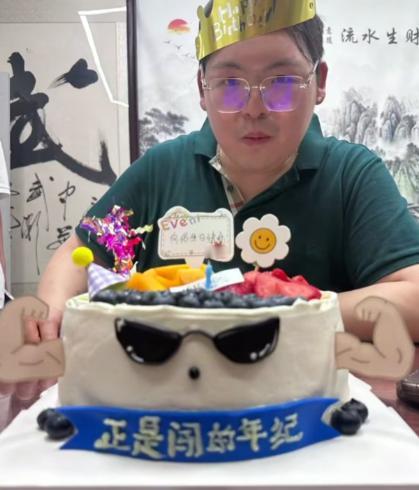 近日，向佑开通了个人账号，关注了向华强和向佐，还发视频感恩向太，可向华强没理他，