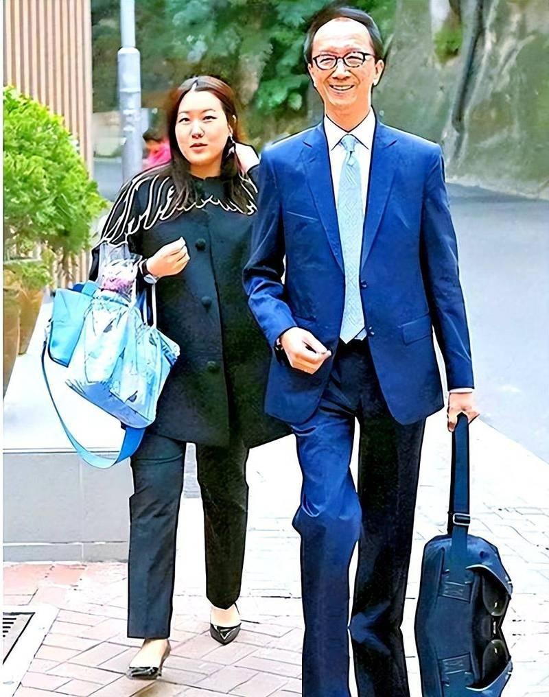 豪门阔太都该是什么样？浑身名牌、身材纤细、脸蛋冻龄？看到最近罕见露面的伏明霞，估