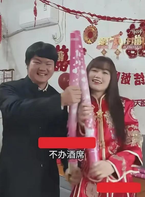 成都，一场婚礼，把全国人民都看愣住了，不是因为有多排场，是寒碜到连场酒席都没办。