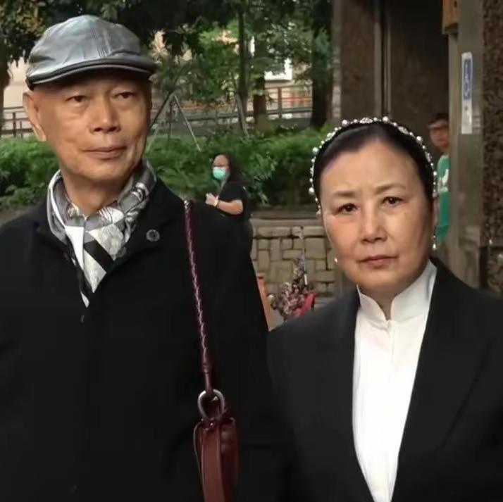 香港资深演员雪妮（原名李超纯）于7月3日因胰脏癌在医院病逝，享年77岁。这位从湖