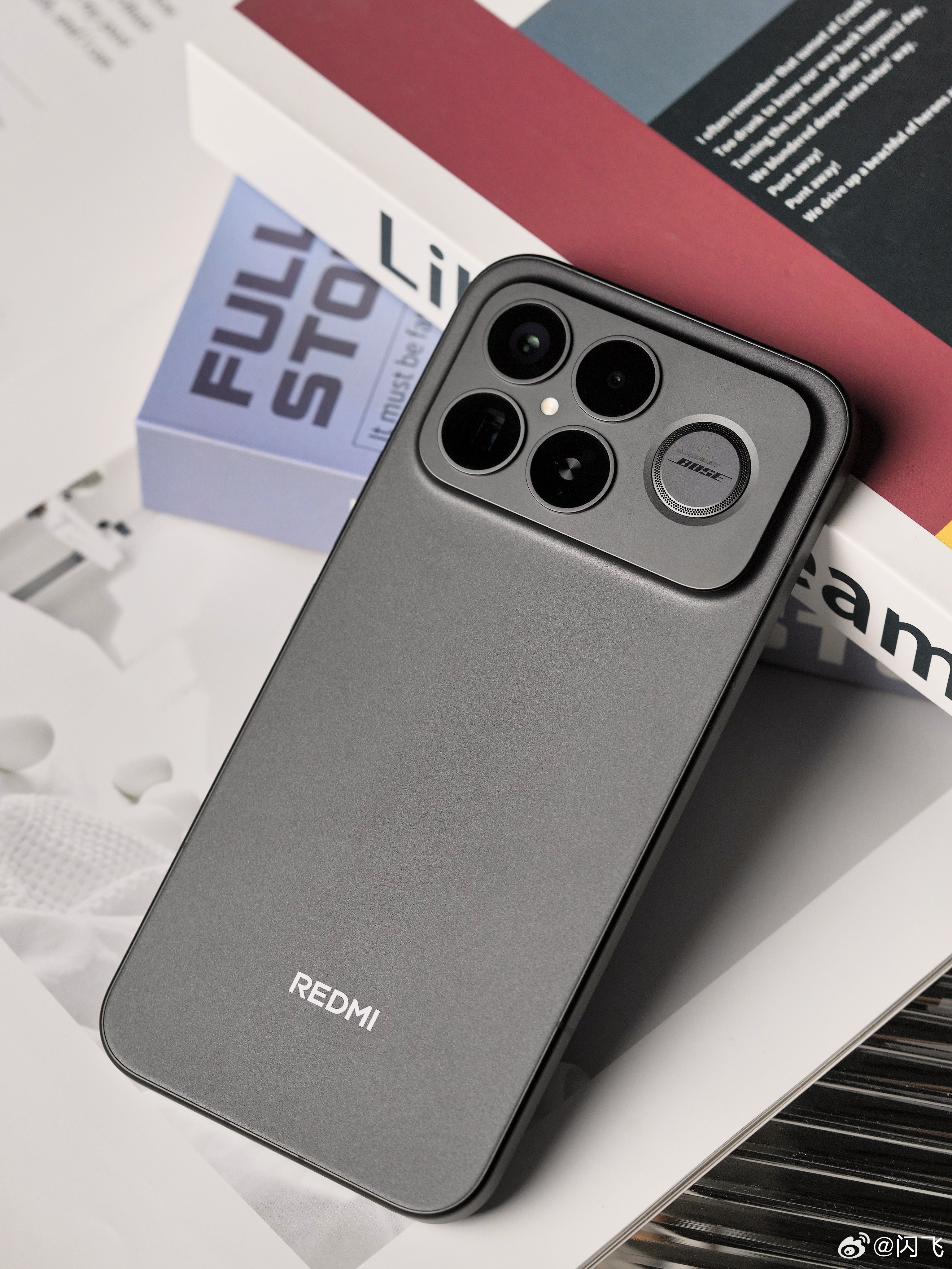来聊聊RedmiK90ProMax，采用了横向大矩阵的设计，玻纤后盖，航空