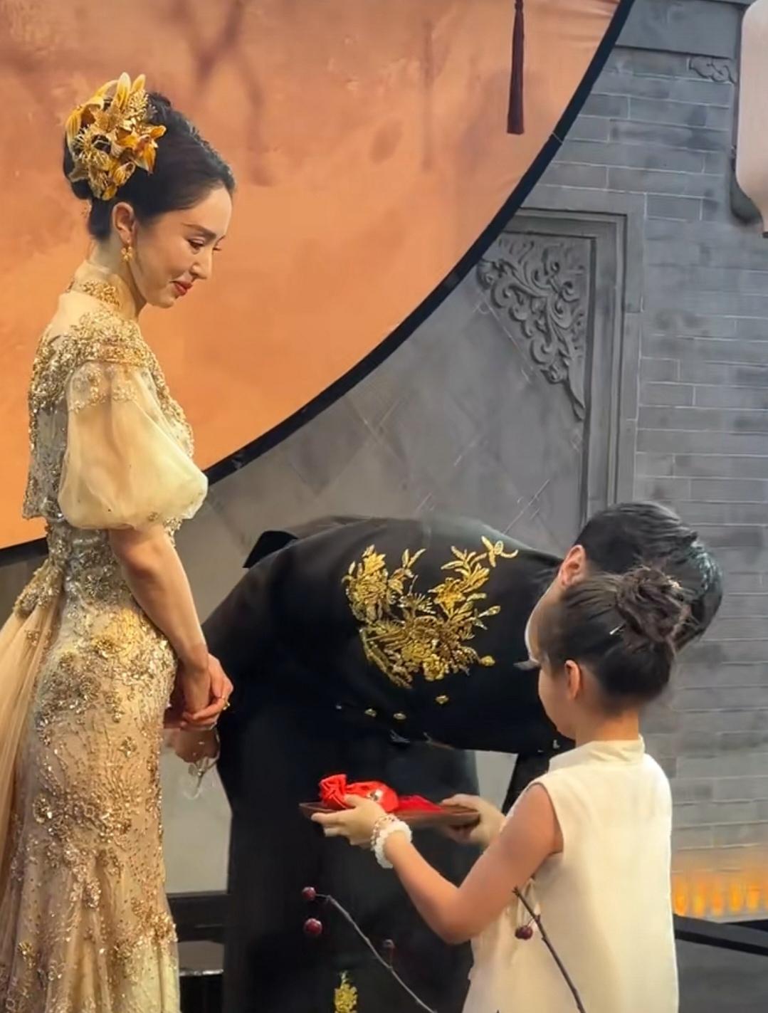 看到张维伊因为轻吻小酒窝脸颊被骂，才知道，什么叫后爹（妈）难当！娶了董璇，张