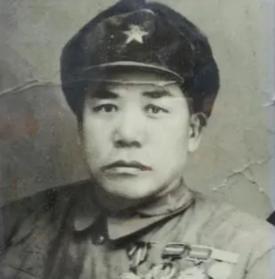 一次白刃战中，一名身高1米92，体重200斤的中国战士，突然大喊着杀入日军。平均