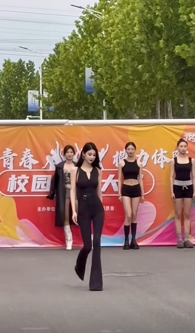 她旁边那些青涩的像个大学生