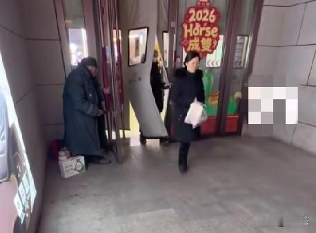 1月2日，辽宁盘锦，商场门口一老人寒冬里默默为往来客人拉门，被人称为“拉门爷爷”
