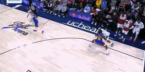 这不给3+1吗？哈登关键撤步三分追平，这球哈达威有明显的犯规动作，他先前扑，双