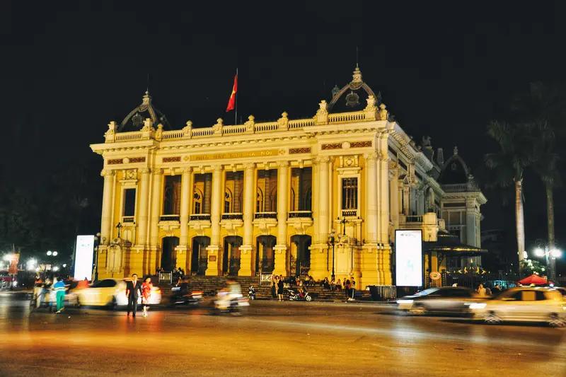 越南这“抢房潮”可太疯狂了，11月25日报道，当地房价持续飙升，河内平均每平方米