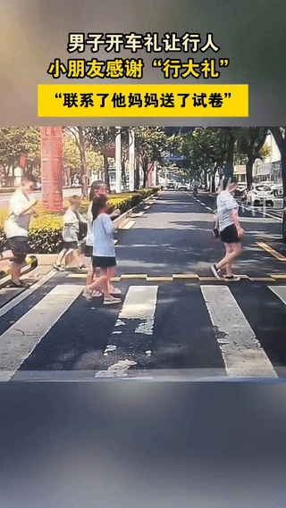“笑不活了！”湖南常德，一男子开车路过小学门口，到斑马线处主动礼让小学生过马路，