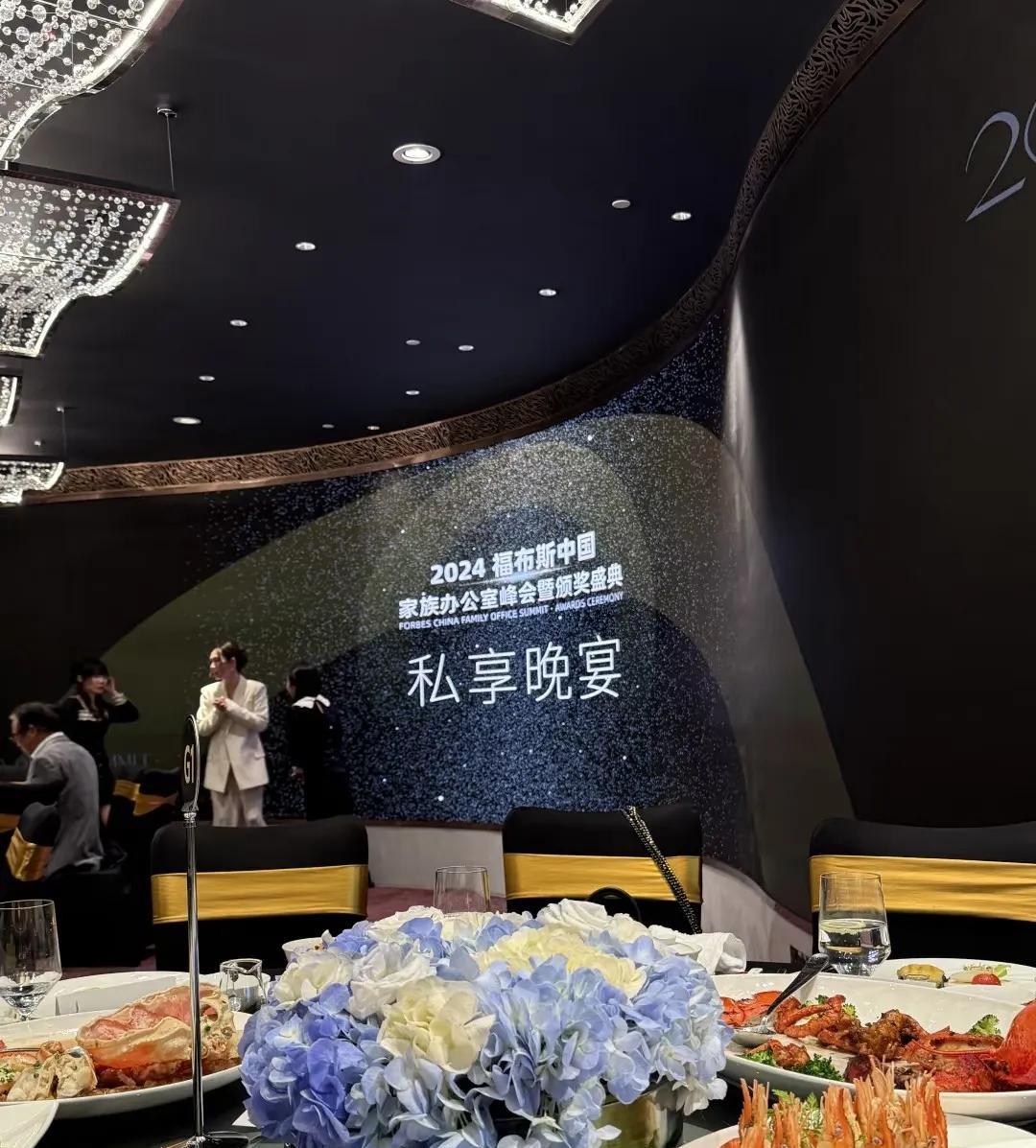 不要太轻易相信自己的同事，职场上是没有真正朋友的，只存在竞争和利益，工作的地方咱