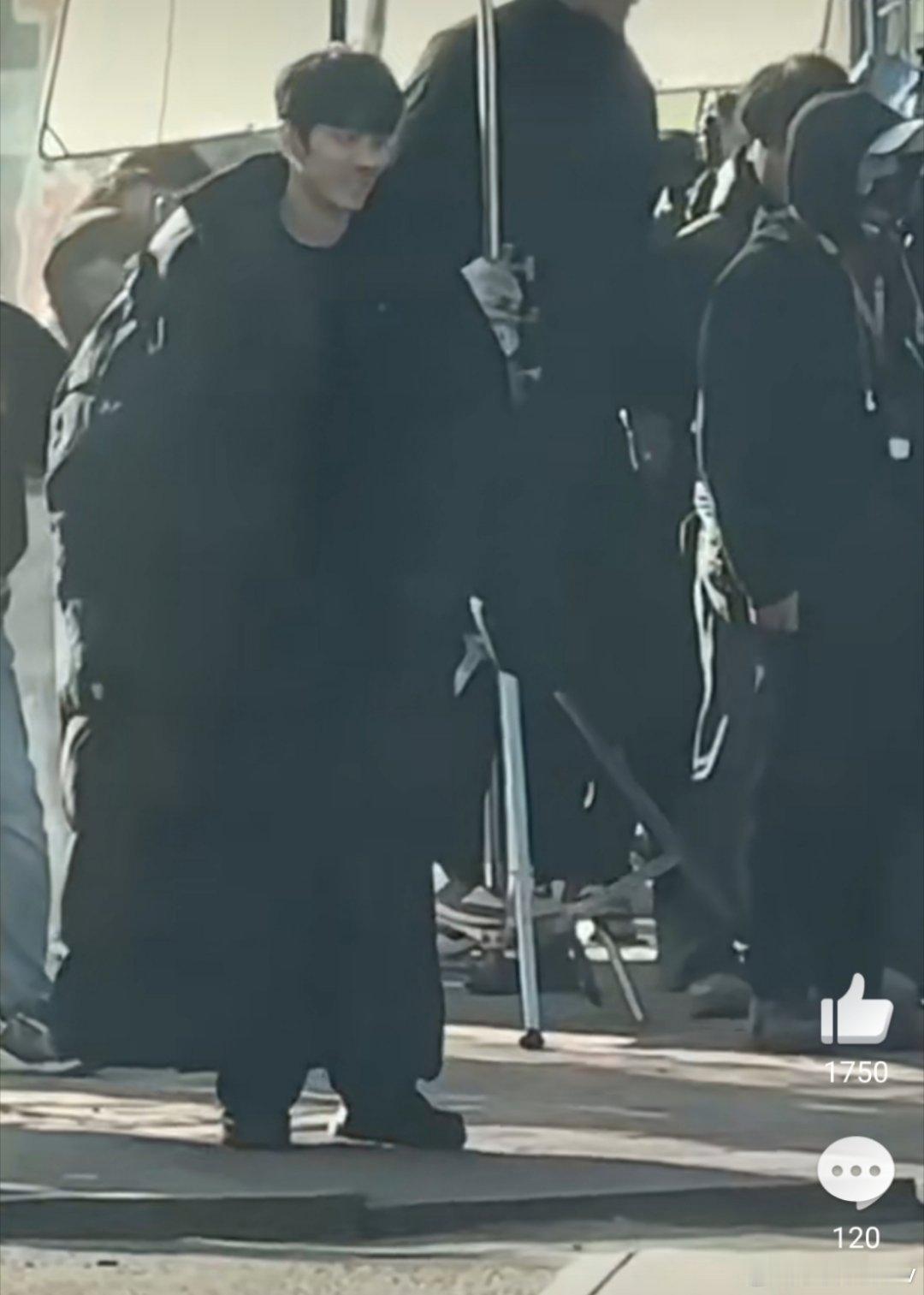 肖战超长款羽绒服不好意思，仙凡有别，这羽绒服暂时也就藏海和肖战能hold住了