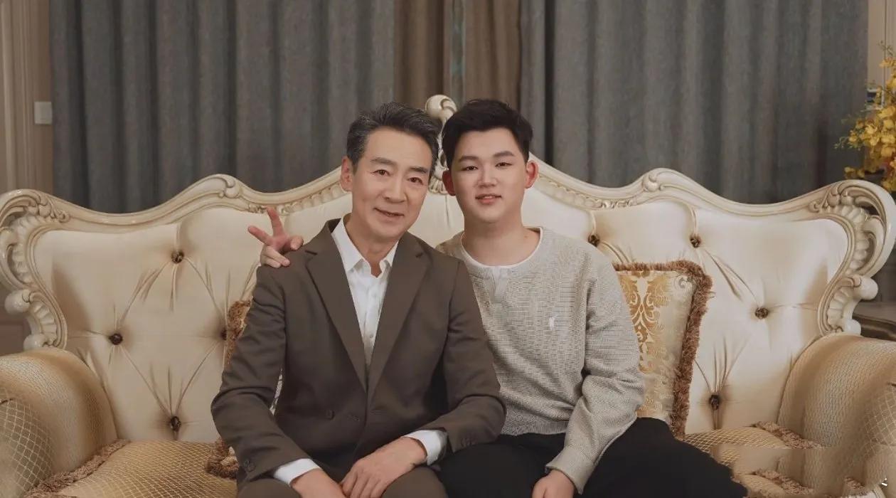 71岁寇振海因年龄差被18岁儿子嫌弃！寇振海在儿子初中参加亲子跑步活动时，因体